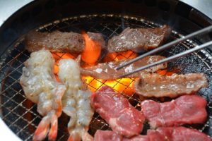 羊スケ 炭火と網でラムを焼き上げる焼肉のイメージ