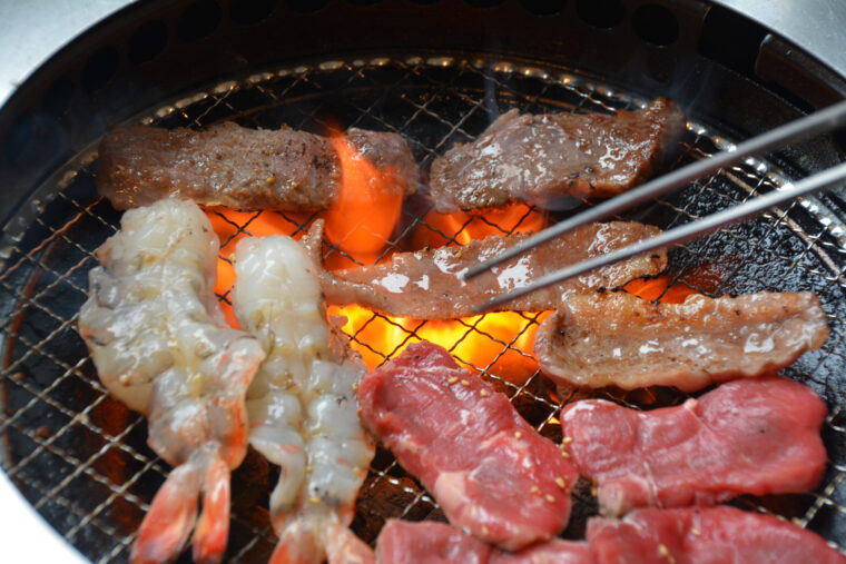羊スケ 炭火と網でラムを焼き上げる焼肉のイメージ